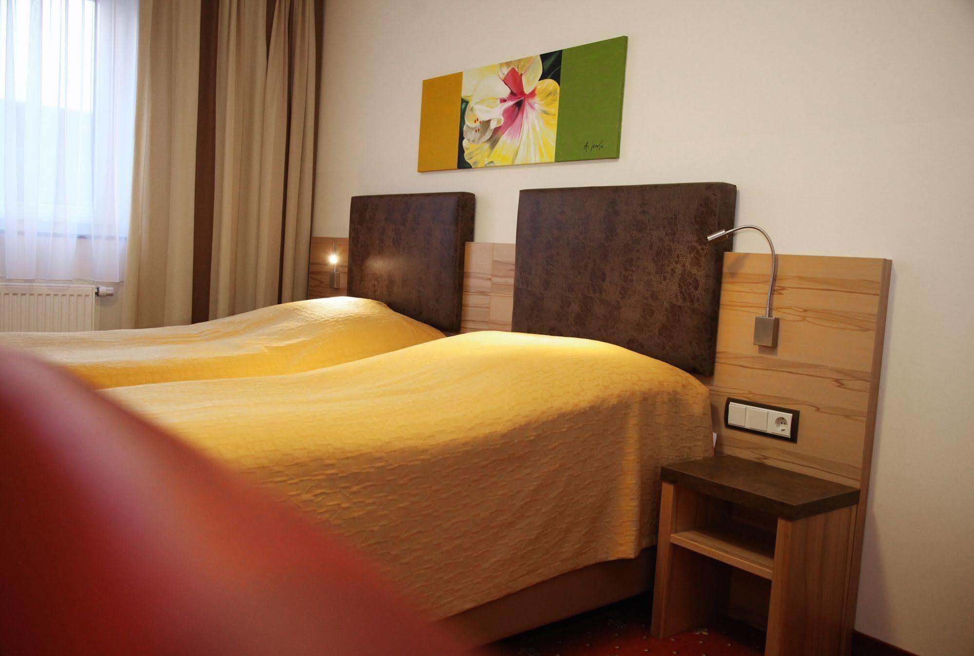 Tinschert Hotel-Restaurant-Partyservice Schwertberg ภายนอก รูปภาพ
